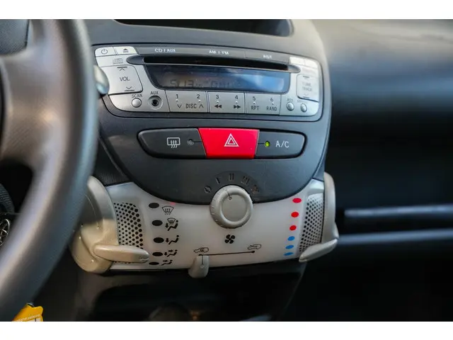 Toyota Aygo 1.0 VVT-i Now 2014 Benzine 16