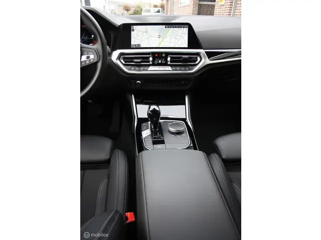 BMW 3 Serie Touring 318i 2.0 Sportstoelen 2021 Benzine 24