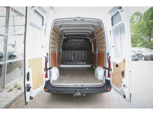 Renault Master T35 2.3 dCi L2H3 En. 2018 Diesel 4