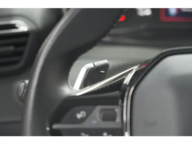 Peugeot 2008 PureTech 130 EAT8 Allure 2021 Benzine 29