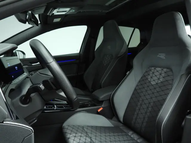 Volkswagen Golf 1.5 eTSI R-Line Business 2024 Benzine 8