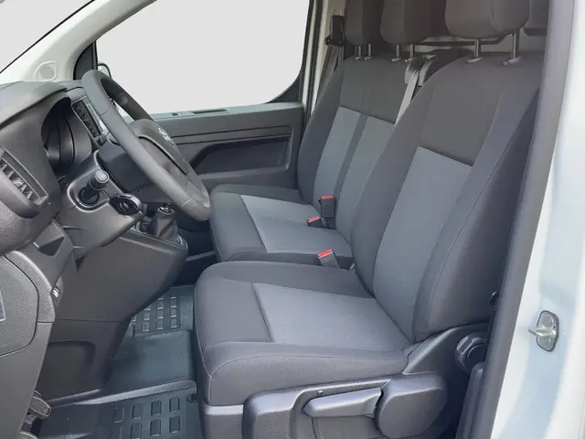 Toyota ProAce Worker 1.5 D-4D Live Long 2023 Diesel 6