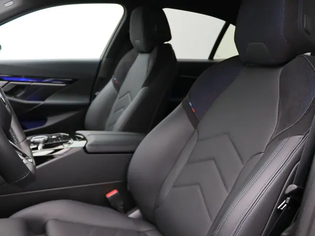 BMW 5 Serie Sedan 550e xDrive 2024 Hybride Benzine 12