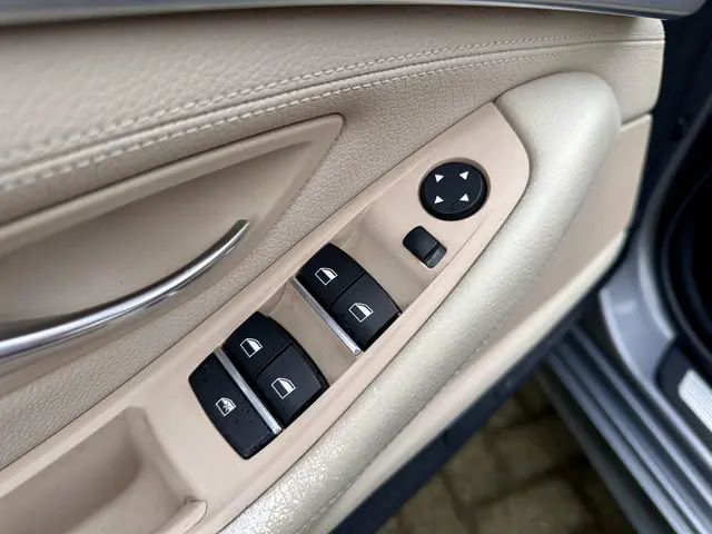BMW 5 Serie Touring 520i Executive 2014 Benzine 27