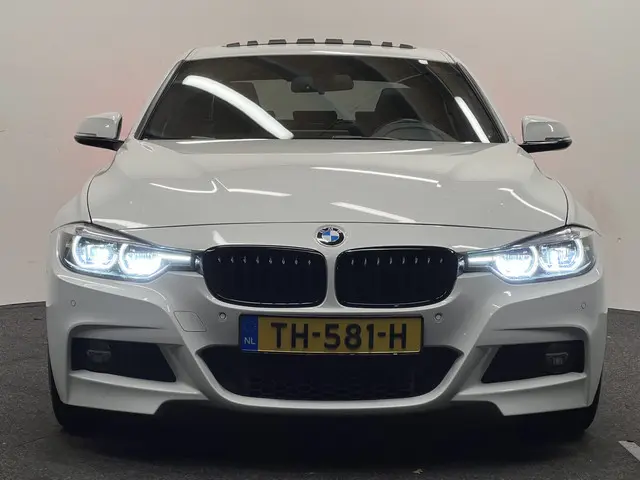 BMW 3 Serie 330i M Sport Edition 2018 Benzine 37