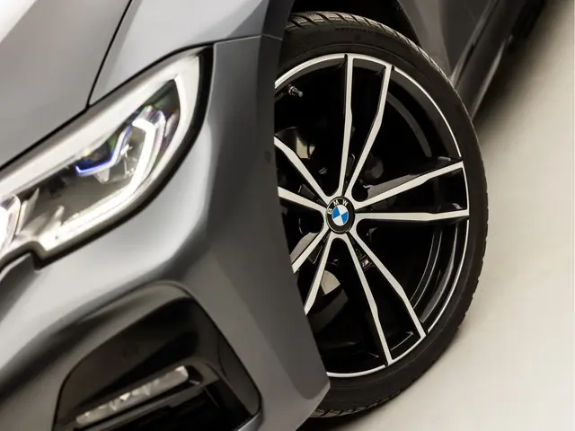BMW 3 Serie Touring 318i M Sport 2021 Benzine 36