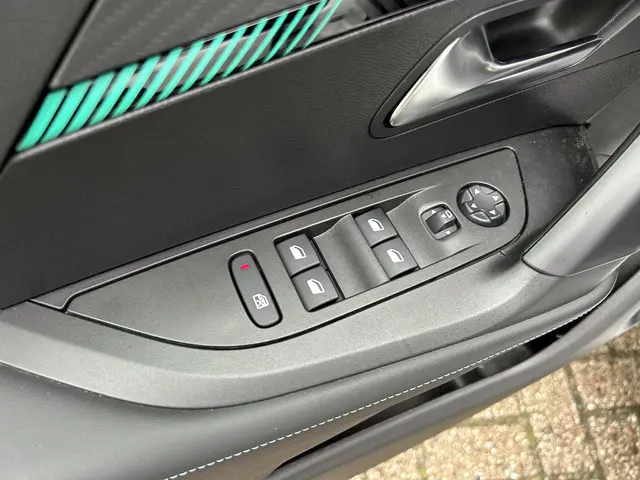 Peugeot 2008 1.2 Turbo 100 PK Allure Pack | 2021 Benzine 28