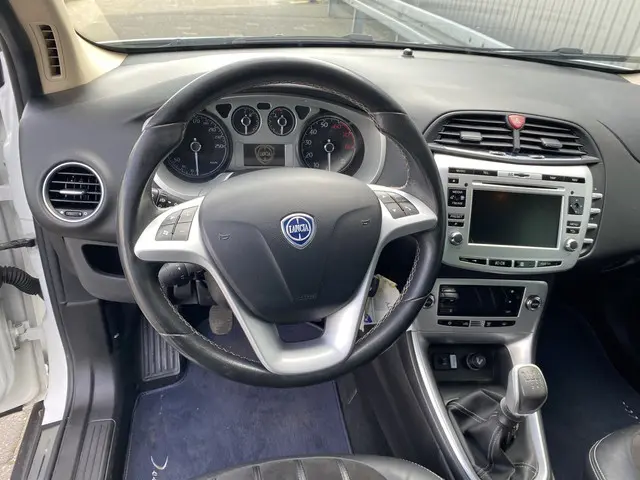 Lancia Delta 1.4 M.air Silver 2012 Benzine 4
