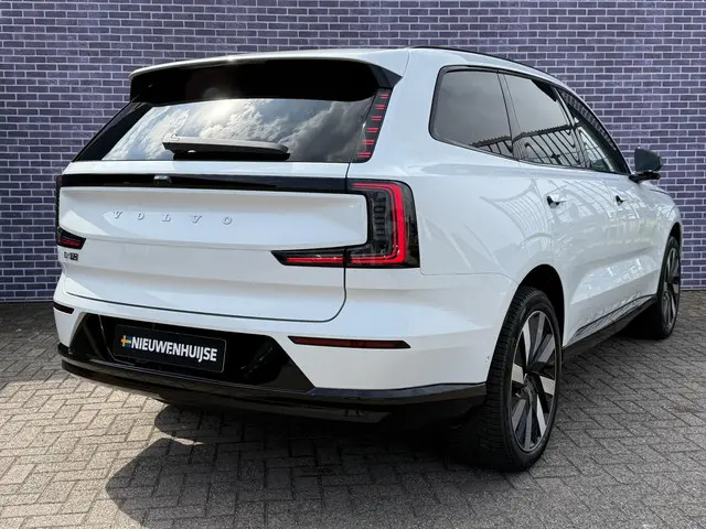 Volvo EX90 3