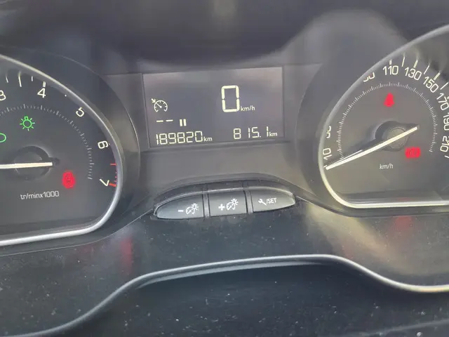 Peugeot 208 1.2 PureTech/NAVI/APPLE CARPLAY 2018 Benzine 27