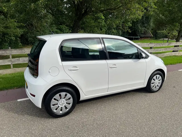 Volkswagen up! 1.0 BMT move up! 2017 Benzine 8