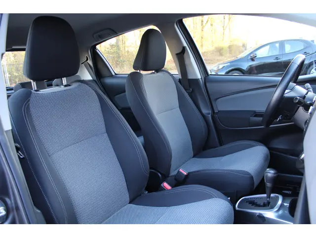 Toyota Yaris 1.5 Hybrid Trend 2015 Hybride Benzine 12