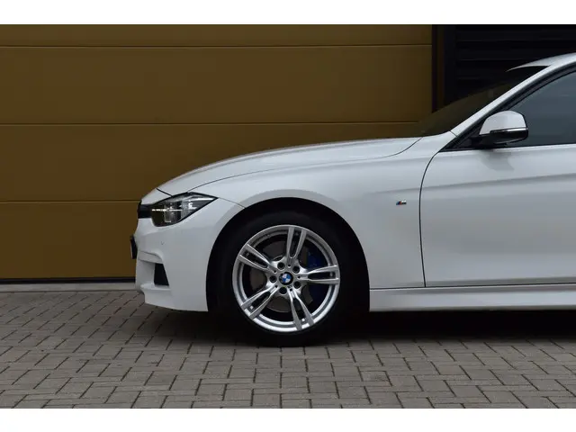 BMW 3 Serie 320i Executive 2018 Benzine 5