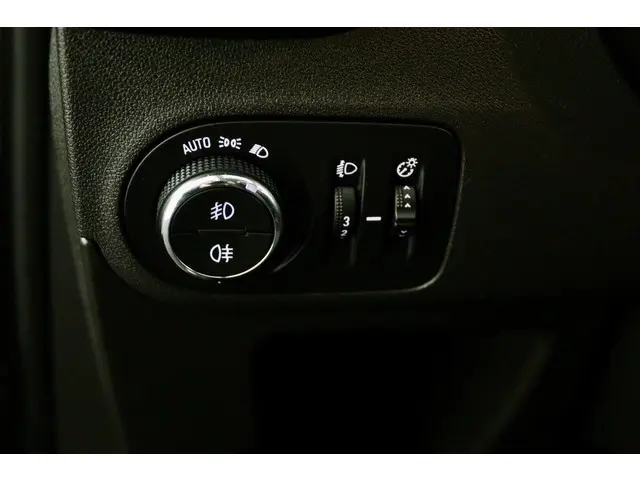 Opel Crossland X 1.2 Innovation zwart 2018 Benzine 24