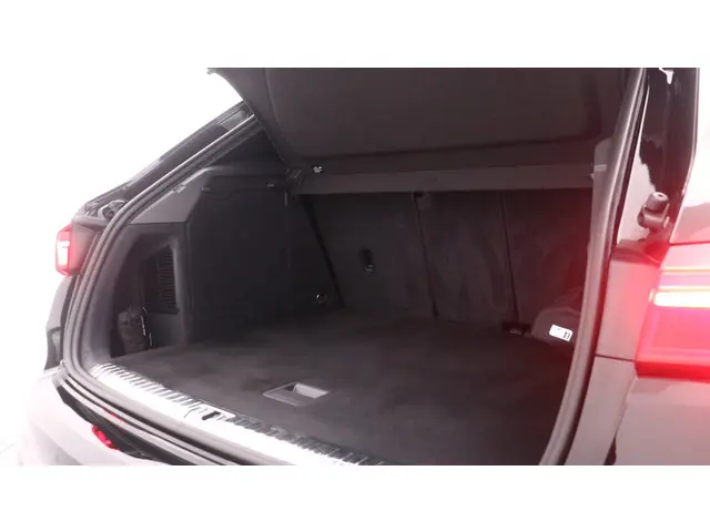 Audi Q3 45 TFSI e S edition 2025 Hybride Benzine 31