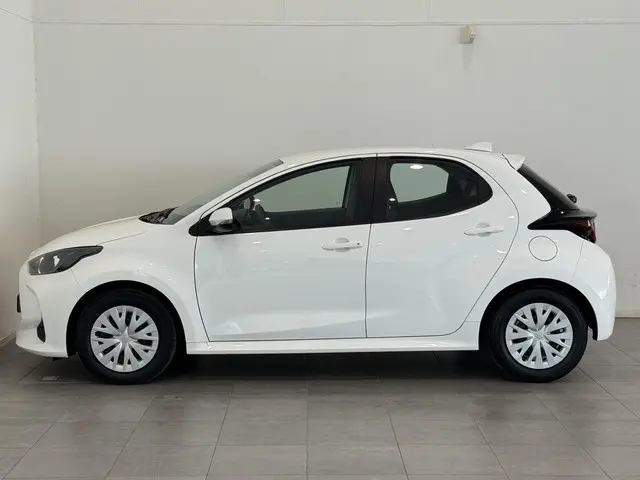 Toyota Yaris 1.5 Hybrid Active 2022 Hybride Benzine 12
