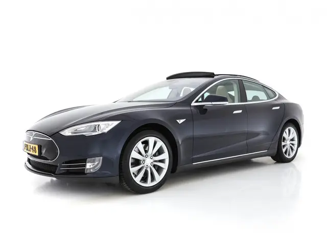 Tesla Model S 3