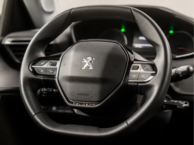 Peugeot 2008 1.2 PureTech Sport 2022 Benzine 16