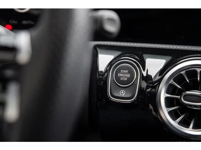 Mercedes-Benz CLA 180 AMG Line 2024 Benzine 48