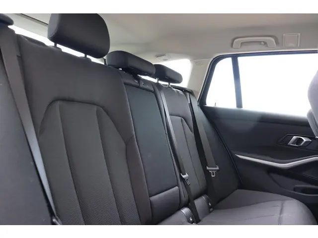 BMW 3 Serie Touring 318i Executive Edition 2020 Benzine 12