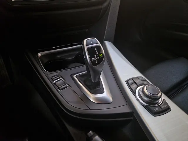 BMW 3 Serie 328i Executive 2012 Benzine 44