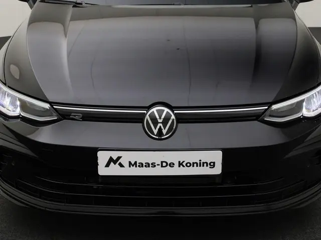 Volkswagen Golf 1.5 eTSI 130pk DSG R-Line 2024 Benzine 35