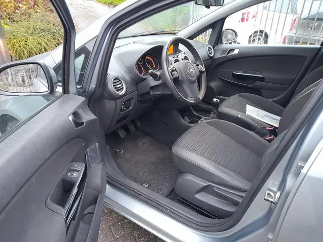 Opel Corsa 1.4-16V BlitZ 2014 Benzine 4