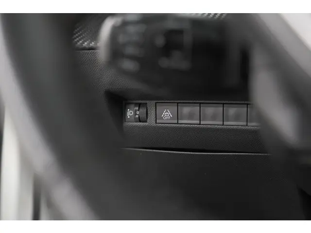 Peugeot 2008 PureTech 130 EAT8 Allure 2022 Benzine 36