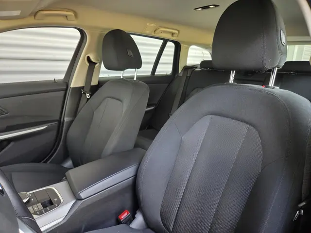 BMW 3 Serie Touring 318i 2023 Benzine 12