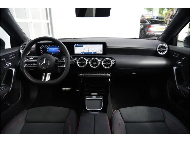 Mercedes-Benz A-Klasse 200 AMG Line 2023 Benzine 23