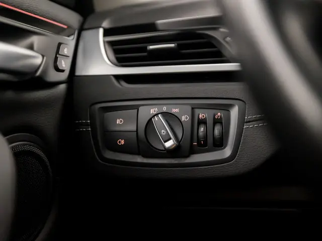 BMW X1 sDrive18i High Executive 2021 Benzine 25