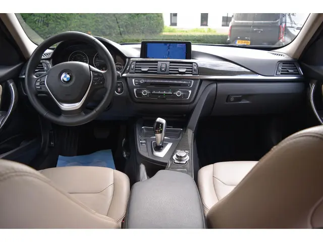 BMW 3 Serie Touring 328i High Executive 2013 Benzine 3