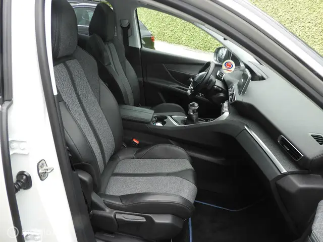 Peugeot 3008 1.2 PureTech Allure 2018 Benzine 22