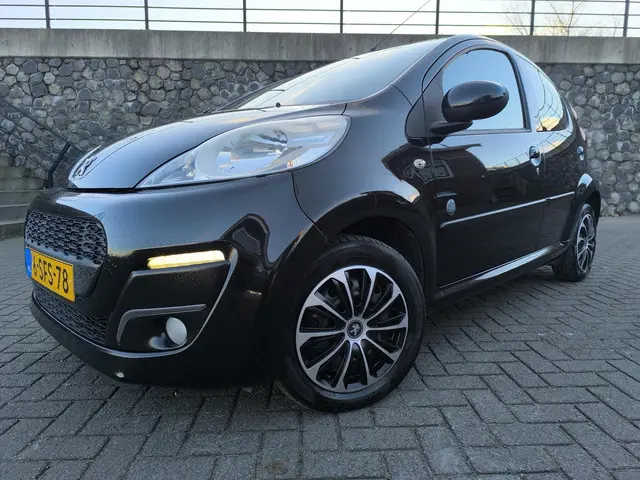 Peugeot 107 1.0 Envy 2013 Benzine 22