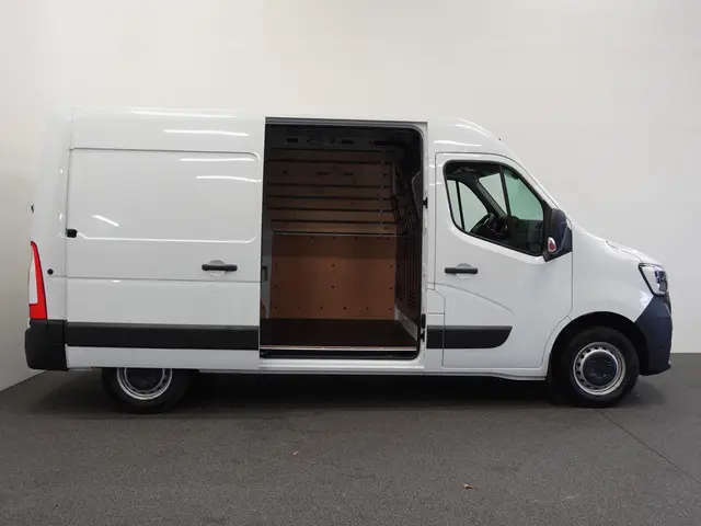 Renault Master T33 2.3 dCi 135 L2H2 2024 Diesel 38