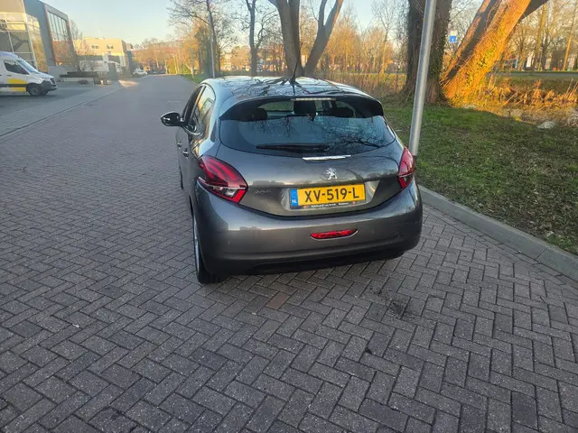 Peugeot 208 1.2 PureTech Signature Navi 2019 Benzine 5