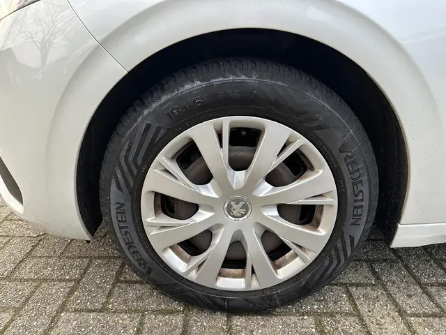 Peugeot 208 1.2 Blue Lion 82 PK 2018 Benzine 32