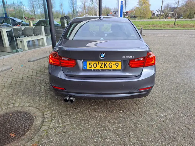 BMW 3 Serie 320i High Executive 2012 Benzine 13