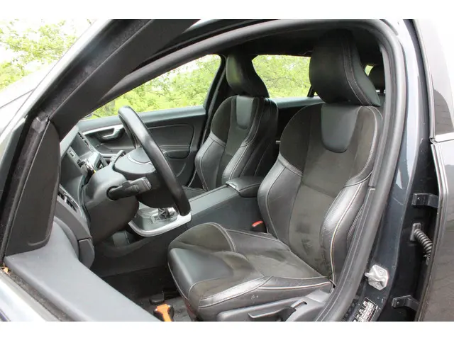 Volvo V60 1.6 T3 R-Design 2015 Benzine 10