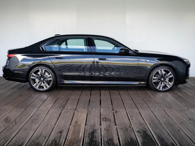 BMW 7 Serie Sedan M760e xDrive 2023 Hybride Benzine 4