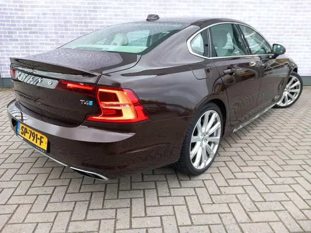 Volvo S90 2.0 T4 Momentum+ 2018 Benzine 4