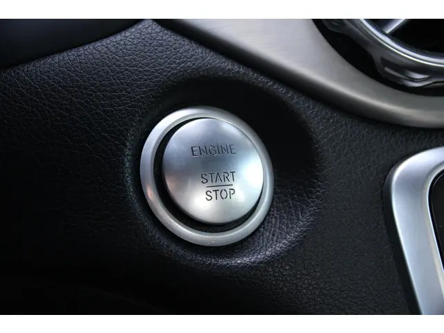 Mercedes-Benz GLA 180 Business 2018 Benzine 32