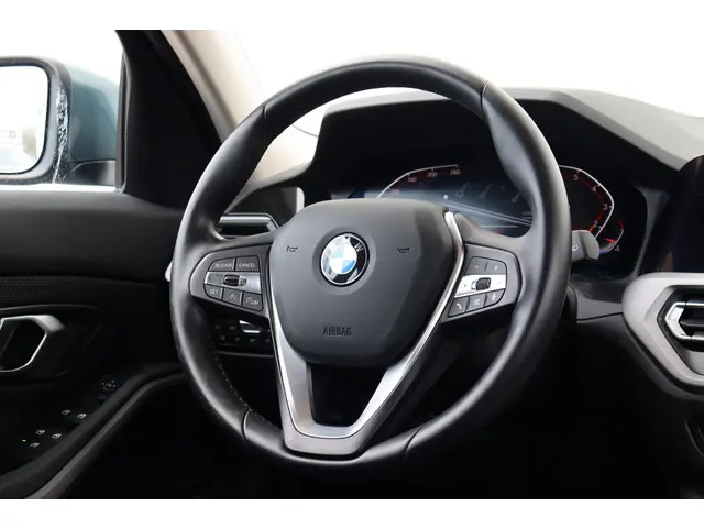BMW 3 Serie Touring 318i Executive Edition 2020 Benzine 16