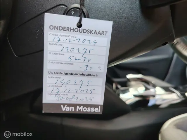 Peugeot 208 1.2 Automaat 130PK. Schade auto 2021 Benzine 13