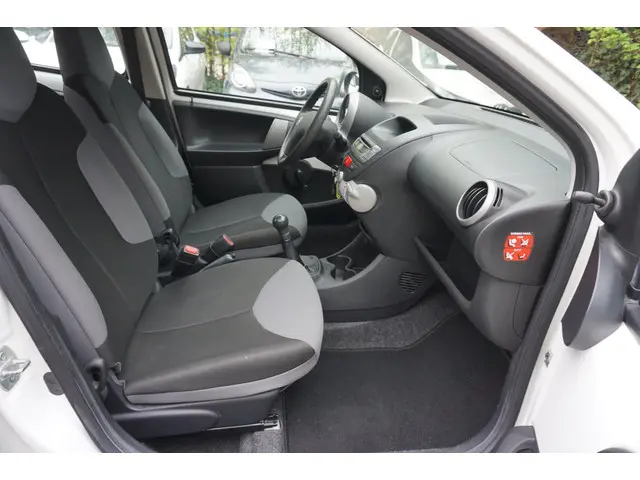 Peugeot 107 1.0 Access Accent / Airco / NAP / 2012 Benzine 12