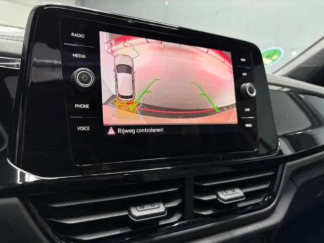 Volkswagen T-Roc 1.5 TSI R-Line PANO 2025 2025 Benzine 19