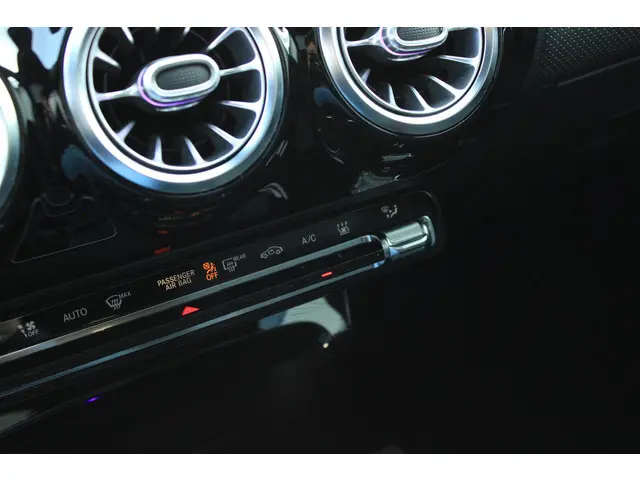 Mercedes-Benz A-Klasse 250 e AMG 2020 Hybride Benzine 20