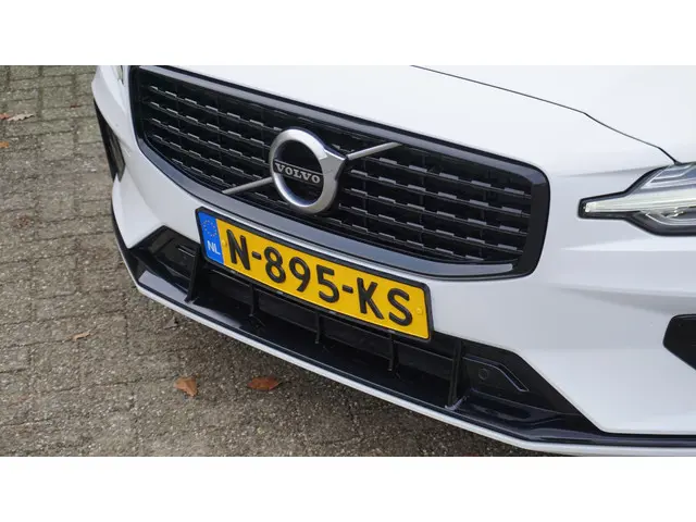 Volvo V60 2.0 T5 250pk R-Design 2019 Benzine 58