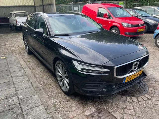 Volvo V60 2.0 T4 Momentum Pro 2019 Benzine 3