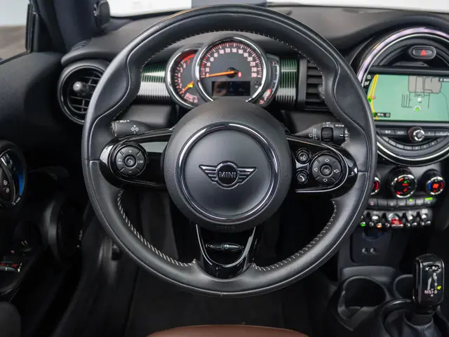 MINI 3-Deurs Cooper Aut. 60 Years Edition 2019 Benzine 7